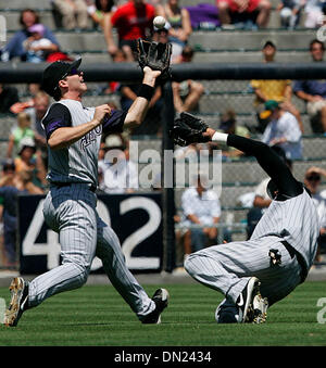 17. Mai 2006; San Diego, CA, USA; Im Petco Park Diamond Backs #1 ORLANDO HUDSON versucht, die Pop-up-Hit von Padres #27 GEOG BLUM Feld macht aber Diamond Backs #6 STEPHEN DREW den Fang.  Obligatorische Credit: Foto von Nelvin C. Cepeda/SDU-T/ZUMA Press. (©) Copyright 2006 by SDU-T Stockfoto