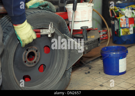 Professionelle Kfz-Mechaniker Reifenwechseln in Autowerkstatt Stockfoto