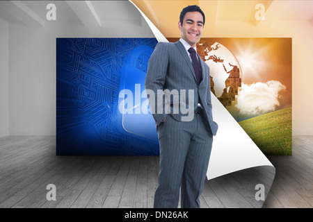 Zusammengesetztes Bild des lächelnden Geschäftsmann stand Stockfoto