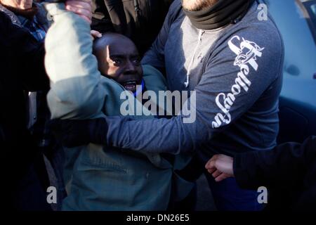 Jerusalem, Knesset (Parlament) in Jerusalem. 18. Dezember 2013. Israelische Einwanderung Polizisten zwingen einen afrikanischen Asylbewerber auf einen Bus in Richtung zu einem Gefängnis während einer Protestaktion vor der Knesset (Parlament) in Jerusalem, am 17. Dezember 2013. Einige 200 afrikanische Asylbewerber protestieren vor dem israelischen Ministerpräsidenten Büro gegen ein Gesetz, so dass um sie auf unbestimmte Zeit in Haft zu halten wurden verhaftet und wieder in Haftanstalten, berichteten lokale Medien. Bildnachweis: Muammar Awad/Xinhua/Alamy Live-Nachrichten Stockfoto