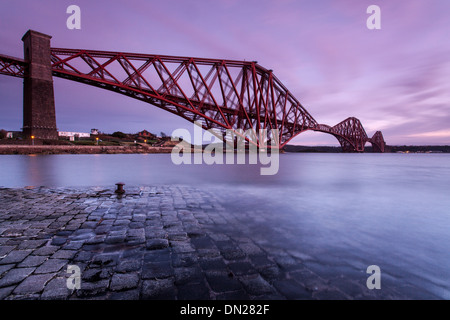 Dämmerung, Forth Rail Bridge und Firth of Forth, Fifeshire, Schottland Stockfoto