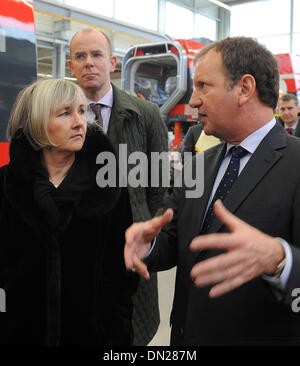 Hennigsdorf, Deutschland. 18. Dezember 2013. Präsident und CEO von Bombardier Transportation Lutz Bertling spricht mit kanadischer Botschafter Marie Gervais-Vidricaire bei einem Rundgang durch die Aula der Talent 2-Züge bei Bombardier in Hennigsdorf, Deutschland, 18. Dezember 2013. Das kanadische Unternehmen beschäftigt rund 2.700 Mitarbeiter am größten europäischen Standort in Hennigsdorf. Foto: BERND SETTNIK/Dpa/Alamy Live News Stockfoto