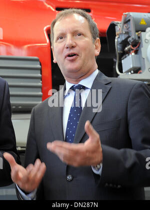 Hennigsdorf, Deutschland. 18. Dezember 2013. Präsident und CEO von Bombardier Transportation Lutz Bertling bei einem Rundgang durch die Aula der Talent 2-Züge bei Bombardier in Hennigsdorf, Deutschland, 18. Dezember 2013. Das kanadische Unternehmen beschäftigt rund 2.700 Mitarbeiter am größten europäischen Standort in Hennigsdorf. Foto: BERND SETTNIK/Dpa/Alamy Live News Stockfoto