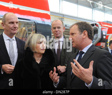 Hennigsdorf, Deutschland. 18. Dezember 2013. Präsident und CEO of Bombardier Transportation Lutz Bertling (R) spricht mit kanadischer Botschafter Marie Gervais-Vidricaire (2-L) und Premier von Brandenburg Dietmar Woidke (L) bei einem Rundgang durch die Aula der Talent 2-Züge bei Bombardier in Hennigsdorf, Deutschland, 18. Dezember 2013. Das kanadische Unternehmen beschäftigt rund 2.700 Mitarbeiter am größten europäischen Standort in Hennigsdorf. Foto: BERND SETTNIK/Dpa/Alamy Live News Stockfoto