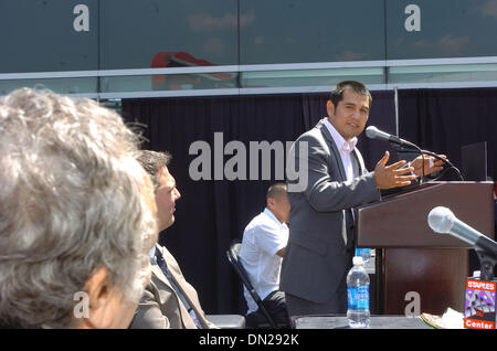 12. April 2006; Los Angeles, Kalifornien, USA; Boxen: WBC Super Federgewicht Weltmeister MARCO ANTONIO BARRERA (61-4-0) besucht die Pressekonferenz für seine 20 Mai Kampf gegen im Staples Center in Los Angeles, Kalifornien. Der Kampf wird von Oscar De La Hoya die Golden Boy Promotions gefördert. Obligatorische Credit: Foto von Rob DeLorenzo/ZUMA Press. (©) Copyright 2006 by Rob DeLorenzo Stockfoto