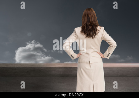 Zusammengesetztes Bild der Geschäftsfrau Stand zurück zu Kamera Stockfoto