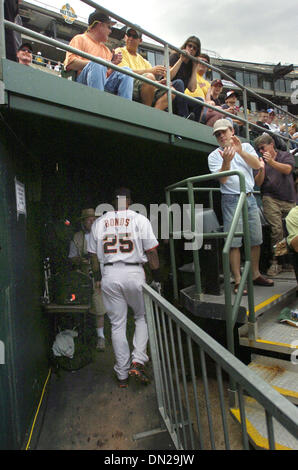 20. Mai 2006; Oakland, Kalifornien, USA; BASEBALL MLB: Riesen Slugger BARRY BONDS verlässt das Feld nach dem Ende des 2. Inning am Tag, den er #714 aus Leichtathletik Starter Brad Halsey im 2. Inning Samstagnachmittag Spiel zwischen den San Francisco Giants und Oakland Athletics Stadium McAfee in Oakland Volltreffer.  Obligatorische Credit: Foto von Jose Luis Villegas/Sacramento Bee/ZU Stockfoto