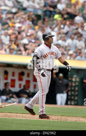 20. Mai 2006; Oakland, Kalifornien, USA; BASEBALL MLB: Riesen Slugger BARRY BONDS drücken Sie Home-Run #714 aus Leichtathletik Starter Brad Halsey im 2. Inning Samstagnachmittag Spiel zwischen den San Francisco Giants und Oakland Athletics Stadium McAfee in Oakland. Obligatorische Credit: Foto von Jose Luis Villegas/Sacramento Bee/ZUMA Press. (©) Copyright 2006 von Sacramento Bee Stockfoto