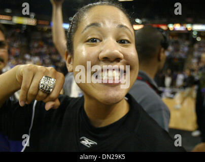 20. Mai 2006; Sacramento, Kalifornien, USA; Kara Lawson ist alle lächelt, als sie ihren Sacramento Monarchen Championship Ring während einer Feierstunde vor dem Start des Spiels in Arco Arena zeigt. Den Sacramento Monarchs schlagen Phoenix Mercury 105-78. Obligatorische Credit: Foto von Bryan Patrick/Sacramento Bee/ZUMA Press. (©) Copyright 2006 von Sacramento Bee Stockfoto