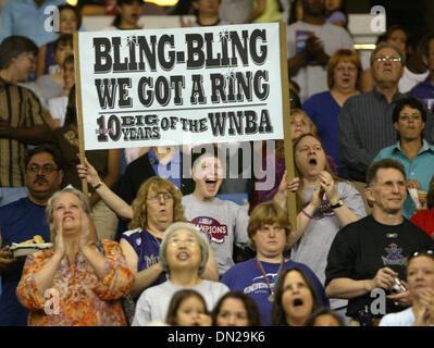 20. Mai 2006; Sacramento, Kalifornien, USA; Online-Sacramento Monarchen Fan Linda Shakespear hält ihr Zeichen in der Feier der Championship Ring vor dem Start des Spiels in Arco Arena. Den Sacramento Monarchs schlagen Phoenix Mercury 105-78. Obligatorische Credit: Foto von Bryan Patrick/Sacramento Bee/ZUMA Press. (©) Copyright 2006 von Sacramento Bee Stockfoto