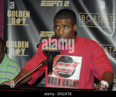 4. Juni 2006; Atlantic City, NJ, USA; Boxen: DEMETRIUS HOPKINS (Neffe von Bernard Hopkins) wiegt sich für seinen Kampf gegen Michael Warrick auf Mittwoch, 7. Juni 2006 an der Borgata Hotel and Casino in Atlantic City, New Jersey.  Obligatorische Credit: Foto von Rob DeLorenzo/ZUMA Press. (©) Copyright 2006 by Rob DeLorenzo Stockfoto