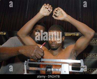 4. Juni 2006; Atlantic City, NJ, USA; Boxen: DEMETRIUS HOPKINS (Neffe von Bernard Hopkins) wiegt sich für seinen Kampf gegen Michael Warrick auf Mittwoch, 7. Juni 2006 an der Borgata Hotel and Casino in Atlantic City, New Jersey.  Obligatorische Credit: Foto von Rob DeLorenzo/ZUMA Press. (©) Copyright 2006 by Rob DeLorenzo Stockfoto