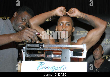 4. Juni 2006; Atlantic City, NJ, USA; Boxen: MICHAEL WARRICK wiegt sich für seinen Kampf gegen Demetrius Hopkins (Neffe von Bernard Hopkins) auf Mittwoch, 7. Juni 2006 an der Borgata Hotel and Casino in Atlantic City, New Jersey.  Obligatorische Credit: Foto von Rob DeLorenzo/ZUMA Press. (©) Copyright 2006 by Rob DeLorenzo Stockfoto
