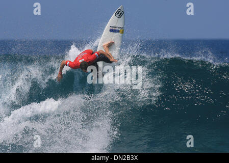 9. Juni 2006; Pasta-Point, Malediven; South African Surfer SHAUN PAYNE (Cape St Francis) war der Morgen höchste scoring Hitze Sieger in Runde eins der Sri Lankan Airlines Pro läuft auf den exotischen Inseln der Malediven die westlich von Sri Lanka zu sitzen. Schwellen Sie mit leicht ablandigem Wind und perfekte 1,5 m Linien durch das Pasta Point Line-up Tag eines der SriLa Rollen Stockfoto