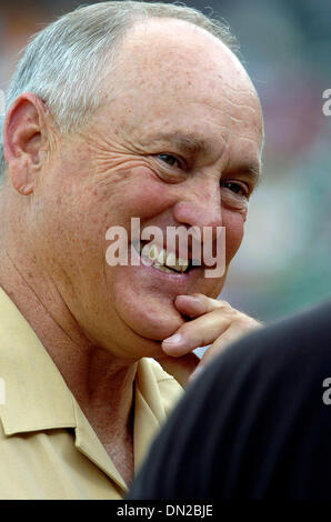 16. Juni 2006; Round Rock, Texas, USA; Baseball Hall of Famer NOLAN RYAN Lächeln während des Gesprächs mit vor dem Start des Spiels mit Roger Clemens auf dem Hügel pitching für die Round Rock Express. Obligatorische Credit: Foto von Delcia Lopez/San Antonio Express-News/ZUMA Press. (©) Copyright 2006 von San Antonio Express-News Stockfoto