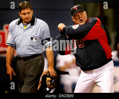 17. Juni 2006; Minneapolis, MN, USA; Twins Vs Baltimore - Minnesota Twins Krippe Ron Gardenhire wurde aus dem Spiel für ein Drittel einen Schlag gegen Michael Cuddyer verheißende durch Home-Plate Umpire Ed Rapuano im 4. Inning getreten. Obligatorische Credit: Foto von Jerry Holt/Minneapolis Star T/ZUMA Press. (©) Copyright 2006 von Minneapolis Star T Stockfoto