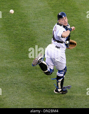 21. Juni 2006; New York, NY, USA; Baseball MLB: Mets Catcher PAUL LO DUCA Uhren den Ball an ihm vorbei während des Spiels NY Mets vs. Cincinatti Reds im Shea Stadium erhalten. Obligatorische Credit: Foto von Stan Godlewski/ZUMA Press. (©) Copyright 2006 von Stan Godlewski Stockfoto