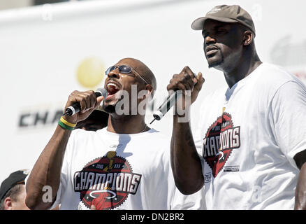 23. Juni 2006; Miami, FL, USA; Miami Heat-Center Shaquille O'Neal, links und Alonzo Mourning feiern nach einer Parade, die vor der American Airlines Arena Freitag Nachmittag endete. Obligatorische Credit: Foto von Richard Graulich/Palm Beach Post/ZUMA Press. (©) Copyright 2006 von Palm Beach Post Stockfoto