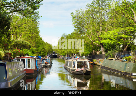 Schmale Boot Kahnfahrt am Grand Union Canal, klein-Venedig, Maida Vale, London, England Stockfoto