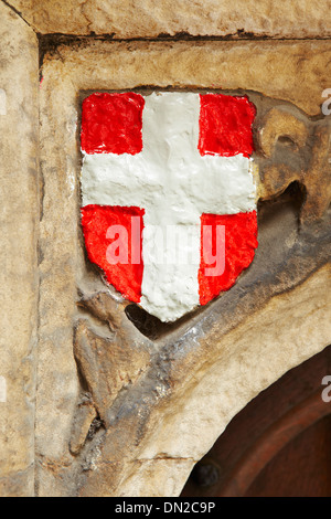 Stone carving Detail auf St. Johns Tor, zeigt das Schild der Priory of England. St Johns Priory Museum, Clerkenwell. Stockfoto