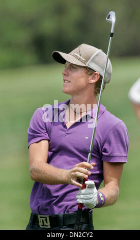 19. Juli 2006; Rancho Santa Fe, CA, USA; PHILLIP FRANCIS, Scottdale AZ. beobachtete seinen zweiten Schlag auf das neunte Loch während der ersten Runde des Matches in der 59. US Junior Amateur Championship im Rancho Santa Fe Country Club Mittwoch. Er schlug PETER WILLIAMSON von Hanover NH. Obligatorische Credit: Foto von Don Kohlbauer/SDU-T/ZUMA Press. (©) Copyright 2006 by SDU-T Stockfoto