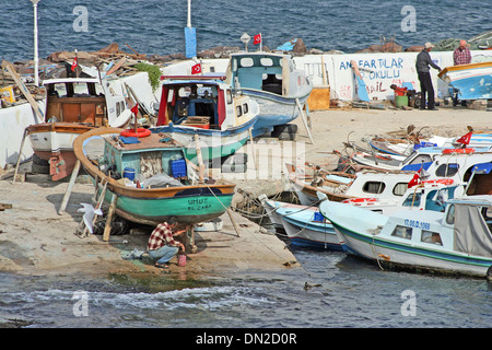 Türkische Fischer arbeiten auf ihre Boote im Hafen von Canakkale, an der asiatischen Küste der Dardanellen. Stockfoto