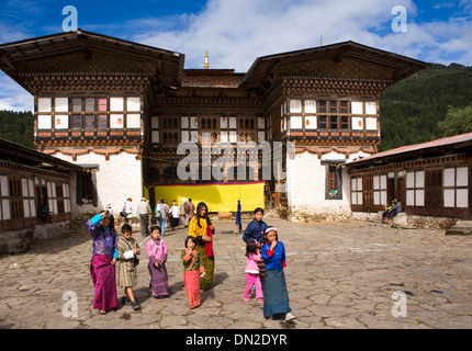 Bhutan, Bumthang Thangbi Mani Lhakang Kloster, Besucher im Innenhof Stockfoto