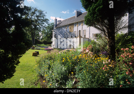 Haus für Kunstliebhaber von Charles Rennie Mackintosh am Bellahouston Park Garten mit Blumen in glasgow Stockfoto
