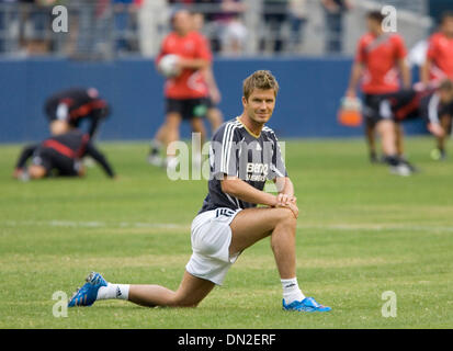 9. August 2006; Seattle, WA, USA; Real Madrid DAVID BECKHAM erstreckt sich vor der Ausstellung Fußball Spiel gegen D.C. United in Seattle am Mittwoch. Obligatorische Credit: Foto von Richard Clement/ZUMA Press. (©) Copyright 2006 von Richard Clement Stockfoto