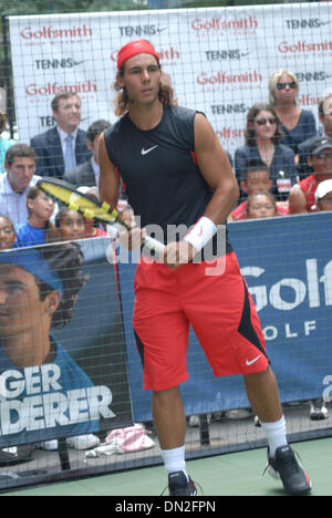 24. August 2006; New York, NY, USA; RAFAEL NADAL Tennis spielen auf 54th Street beim NYC Street Slam in New York City. Obligatorische Credit: Foto von Jeffrey Geller/ZUMA Press. (©) Copyright 2006 von Jeffrey Geller Stockfoto