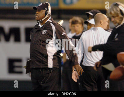 25. August 2006; Oakland, Kalifornien, USA; Die Oakland Raiders Cheftrainer Kunst SHELL Anweisungen im zweiten Quartal gegen die Detroit Lions in der Vorsaison Spiel spielte bei McAfee Coliseum In Oakland schreit. Obligatorische Credit: Foto von Dan Honda/Contra Costa Times / ZUMA Press. (©) Copyright 2006 von Contra Costa Times Stockfoto