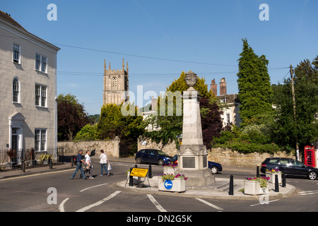 Der erste Weltkrieg Memorial mit St Mary die Jungfrau Kirche im Hintergrund, Wotton unter Rand, Gloucestershire Stockfoto