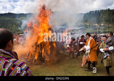 Bhutan, Thangbi Lhakang Mewang Feuer Segen Zeremonie Nmen laufen zwischen feuern Stockfoto