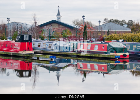 Schmale Boote spiegelt sich in den ruhigen Gewässern des Barton Grange Marina, Lancaster Canal, Lancashire Stockfoto