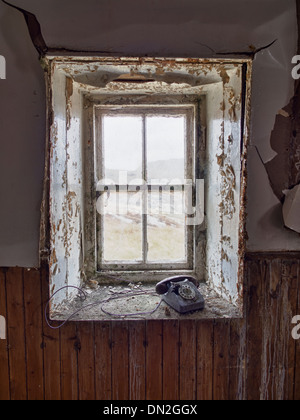 Fenster und Telefon, Eriskay, Schottland Stockfoto