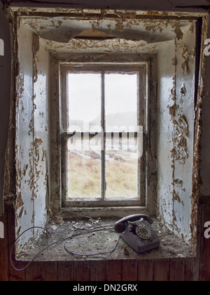 Fenster und Telefon, Eriskay, Schottland Stockfoto