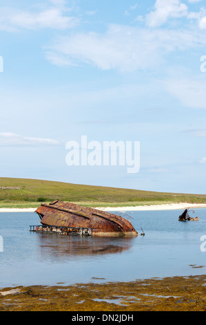 Reste einer Blockship in östliche Weddell Sound neben Churchill Barrier 3 zwischen Blick Holm und Burray, Orkney. Stockfoto