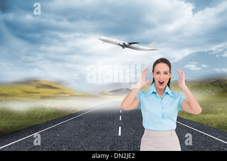 Zusammengesetztes Bild überrascht stilvolle Geschäftsfrau posiert Stockfoto