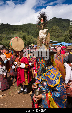 Bhutan, Thangbi Mani Lhakang Tsechu Festivals, kostümierte Tänzer mit Glocke & dorji Stockfoto