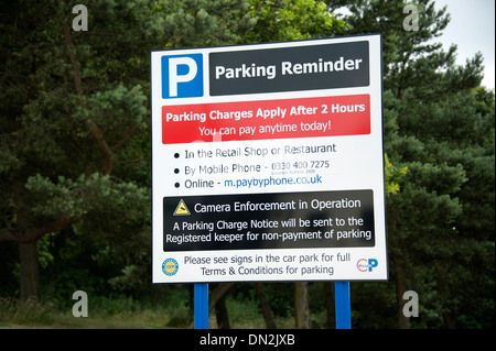 UK-Autobahnraststätten Parken kostenlos Zeichen beachten Stockfoto