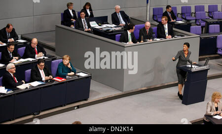 Berlin, Deutschland. 18. Dezember 2013. Sitzung des Deutschen Bundestages - Kanzlerin Merkel eine Regierungserklärung an dem nächsten Europäischen Rat gibt. / Bild: Sahra Wagenknecht, Die Linke und linke Bundeskanzlerin Angela Merkel (CDU), Bundeskanzler, Credit: Reynaldo Chaib Paganelli/Alamy Live News Stockfoto
