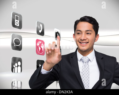 Zusammengesetztes Bild des lächelnden asiatischen Geschäftsmann zeigen Stockfoto