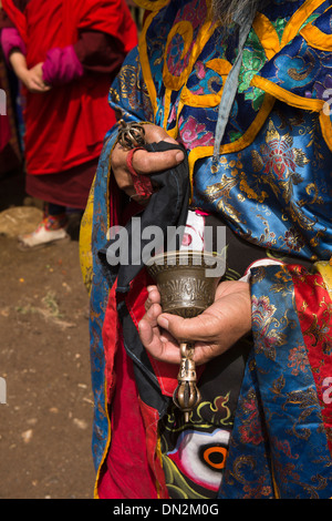 Bhutan, Thangbi Mani Lhakang Tsechu Festivals, Hände halten Glocke & Dorji Mönch Stockfoto