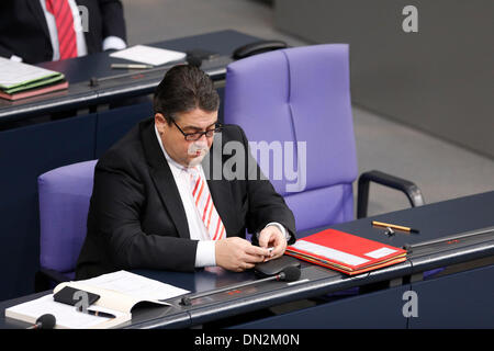 Berlin, Deutschland. 18. Dezember 2013. Sitzung des Deutschen Bundestages - Kanzlerin Merkel eine Regierungserklärung an dem nächsten Europäischen Rat gibt. / Bild: Sigmar Gabriel (SPD), Minister für Wirtschaft und Energie, Credit: Reynaldo Chaib Paganelli/Alamy Live-Nachrichten Stockfoto