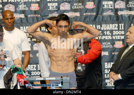 Sep 15, 2006; Las Vegas, NV, USA; ISRAEL VAZQUEZ wiegt für seinen Kampf gegen Jhonny Gonzalez at The MGM Grand in Las Vegas. Obligatorische Credit: Foto von Rob DeLorenzo/ZUMA Press. (©) Copyright 2006 by Rob DeLorenzo Stockfoto