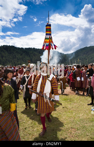 Bhutan, Thangbi Mani Lhakang Tsechu Festivals, Prozession zum Kloster Stockfoto