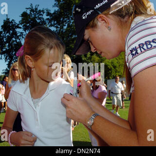 Sep 19, 2006; Pleasonton, CA, USA; Profi-Golfer PAULA CREAMER beherbergt eine Klinik mit einheimischen Mädchen und Zeichen der Hülle der Sierra Schoefer 12, Pleasanton, Dienstag, 19. September 2006, auf dem Golfplatz in Pleasanton an der Alameda County Fairgrounds in Pleasanton, Kalifornien.  Obligatorische Credit: Foto von Susan Tripp Pollard/Contra Costa Times / ZUMA Press. (©) Copyright 2006 von Co Stockfoto