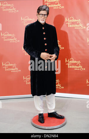 Berlin, Deutschland. 18. Dezember 2013. Die Wachsfigur von indischen Bollywood Sterne Amitabh Bachchan ist bei der indischen Botschaft in Berlin, Deutschland, 18. Dezember 2013 abgebildet. Für die nächsten drei Monate werden Wachsfiguren von fünf Bollywood-Stars auf das Wachsfigurenkabinett Madame Tussauds Berlin ausgestellt. Foto: JENS KALAENE/Dpa/Alamy Live News Stockfoto