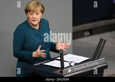 Berlin, Deutschland. 18. Dezember 2013. Bundeskanzlerin Angela Merkel spricht während einer Sitzung im Bundestag, Deutschlands Unterhaus des Parlaments, in Berlin, Deutschland am 18. Dezember 2013. Bundeskanzlerin Angela Merkel fordert Mitgliedstaaten der Europäischen Union (EU) zu verpflichten, verbindliche Verträge Reform in ihrer ersten Ansprache nach der Vereidigung für eine dritte Amtszeit einen Tag vor Mittwoch. Bildnachweis: Zhang Fan/Xinhua/Alamy Live-Nachrichten Stockfoto