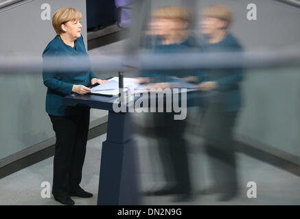 Berlin, Deutschland. 18. Dezember 2013. Bundeskanzlerin Angela Merkel spricht während einer Sitzung im Bundestag, Deutschlands Unterhaus des Parlaments, in Berlin, Deutschland am 18. Dezember 2013. Bundeskanzlerin Angela Merkel fordert Mitgliedstaaten der Europäischen Union (EU) zu verpflichten, verbindliche Verträge Reform in ihrer ersten Ansprache nach der Vereidigung für eine dritte Amtszeit einen Tag vor Mittwoch. Bildnachweis: Zhang Fan/Xinhua/Alamy Live-Nachrichten Stockfoto